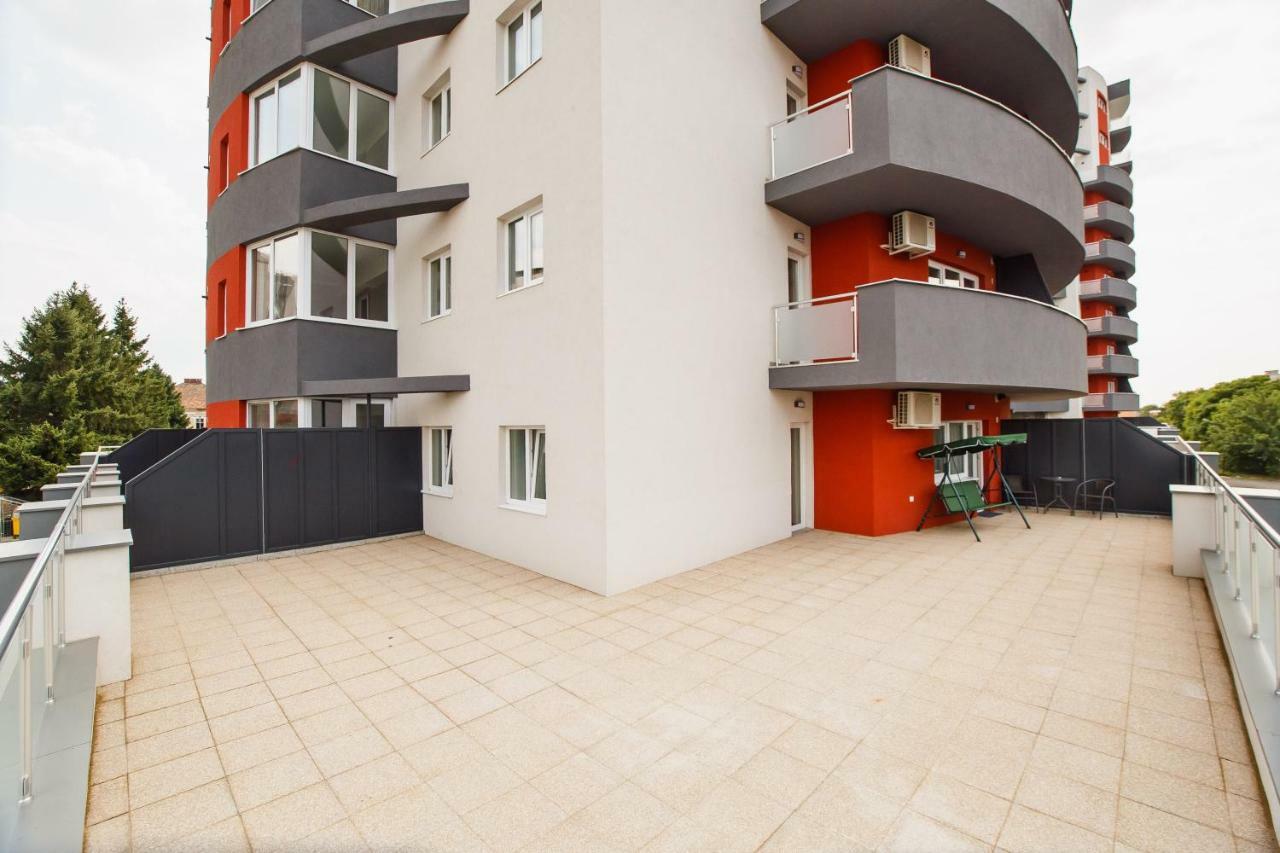 Spacious & Bright 2 Bedroom Central Apartment Oradea Zewnętrze zdjęcie